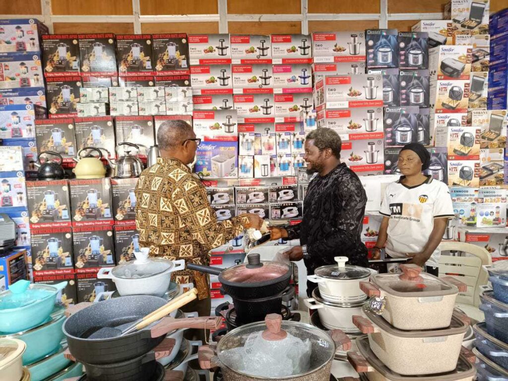 Peter Obi interacts with business owners and traders at the Kaduna International Trade Fair