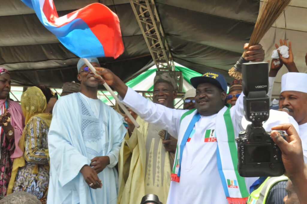 Ganduje receives 'thousands of PDP, LP members' into the APC