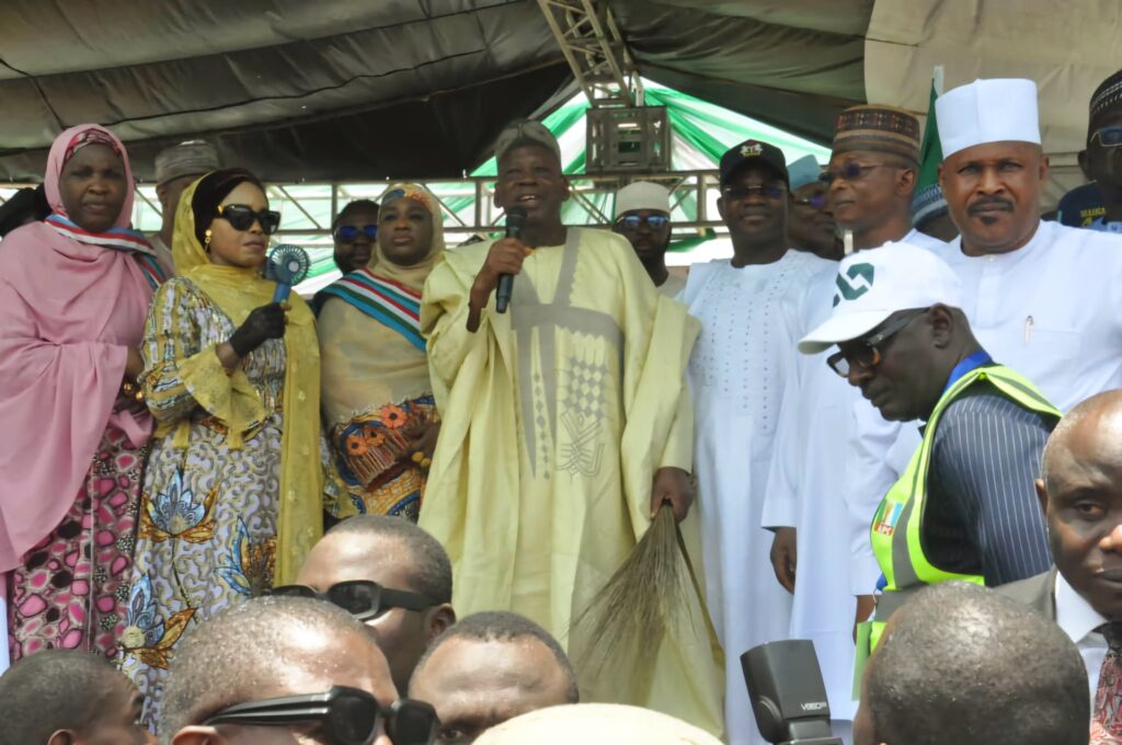 Ganduje receives ‘thousands of PDP, LP members’ into the APC