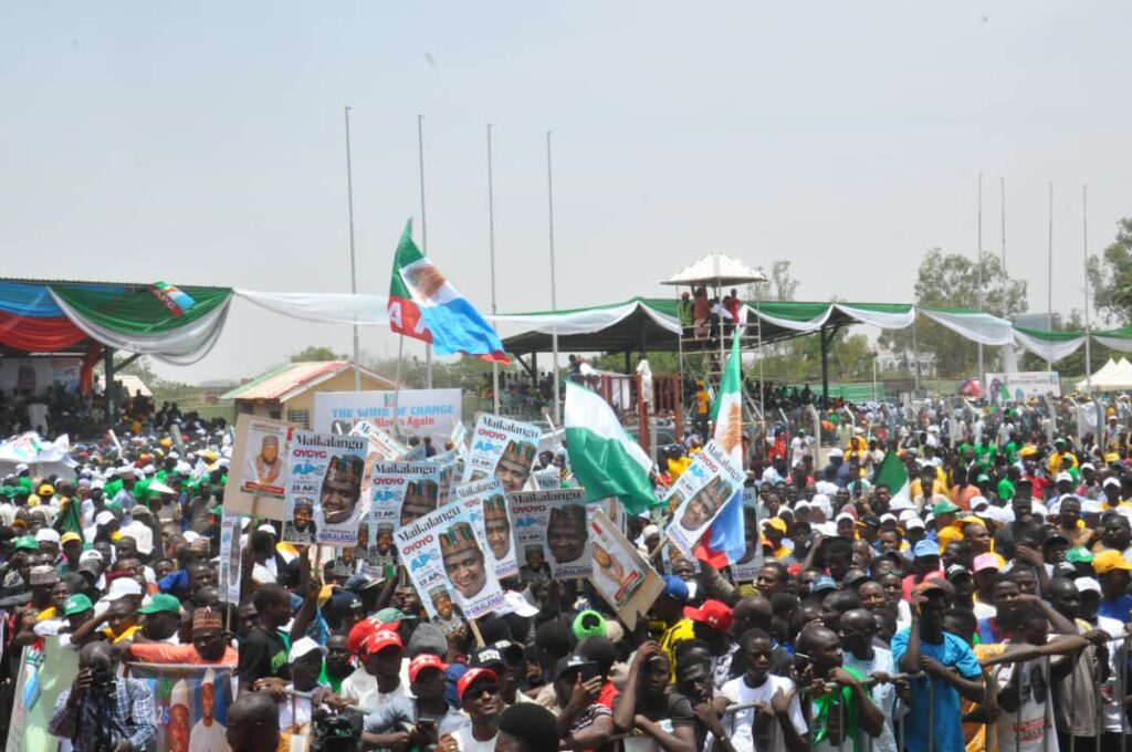Ganduje receives 'thousands of PDP, LP members' into the APC