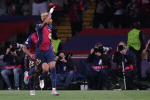 Uefa Champions League 2024/25: Barcelona 3-3 Inter - Sommer finds his own net to hand Catalans a point