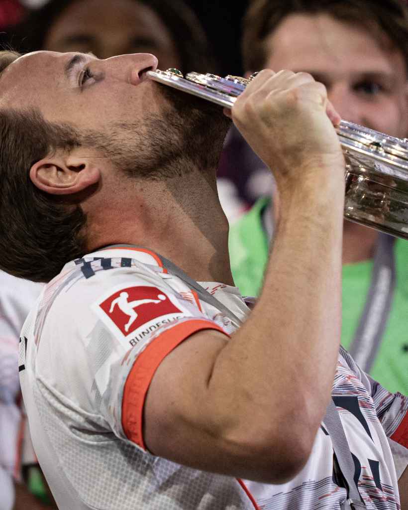 Bundesliga 2024/25: Bayern Munich 2-0 Moenchengladbach - 'What a feeling!' - Harry Kane after winning first trophy