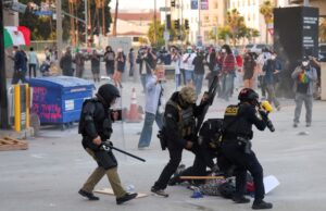 United States: Riot police, anti-ICE protesters clash in Los Angeles
