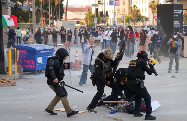 United States: Riot police, anti-ICE protesters clash in Los Angeles