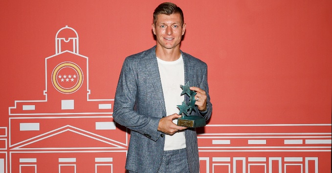 Real Madrid: Toni Kroos receives the Premio Siete Estrellas from the Madrid Regional Government