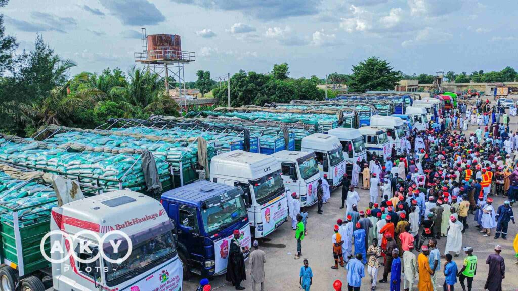 Kano Governor Yusuf flag off distribution of 3 trucks of fertiliser to all 44 LGCs at 50% discount