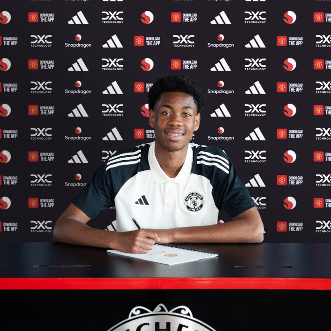 Official: Manchester United signs French forward Enzo Kana-Biyik
