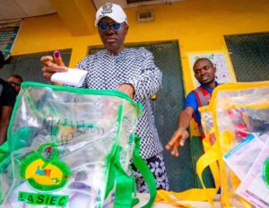 Photos: Governor Sanwo-Olu and wife cast votes at Lagos Island East LCDA