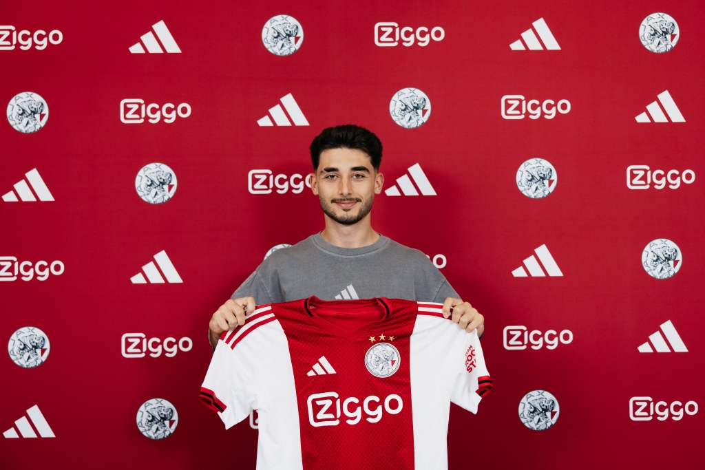 Official: Ajax signs winger Raul Moro on a five-year deal