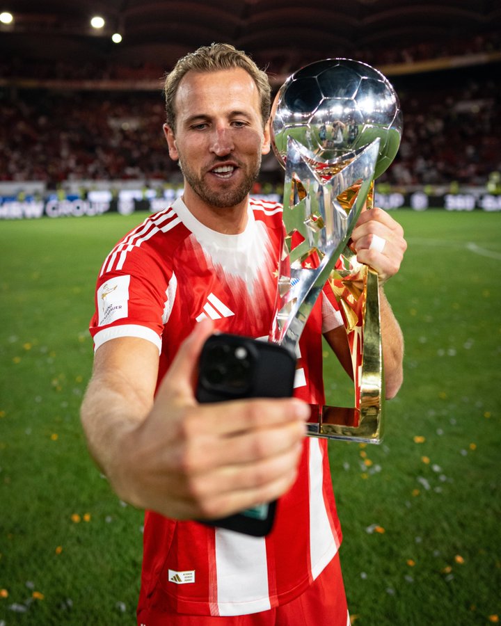 Bayern Munich survive Augsburg scare, Kane hits 100th game