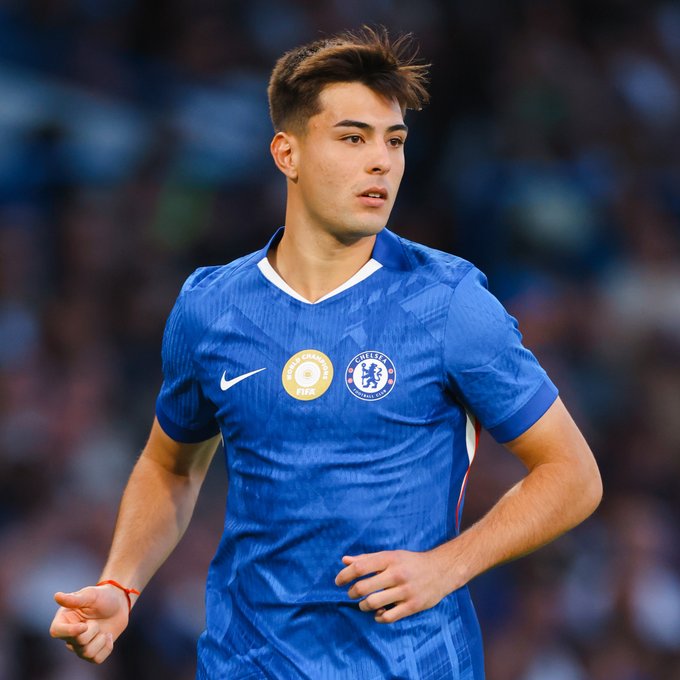 Chelsea defender Anselmino joins Dortmund on loan
