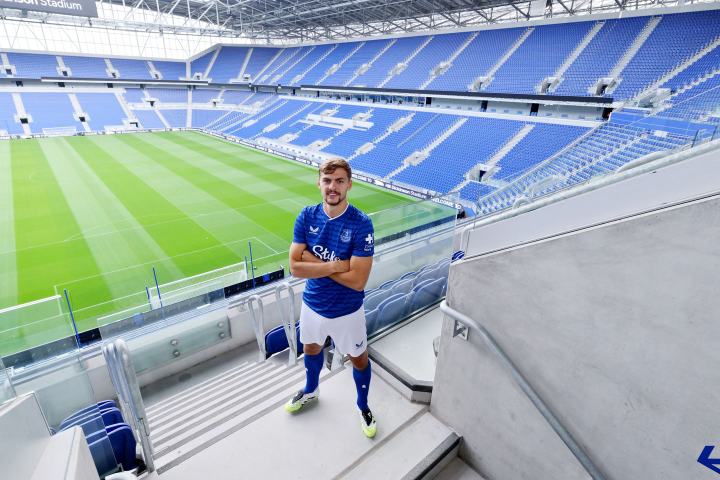 Everton sign midfielder Dewsbury-Hall from Chelsea