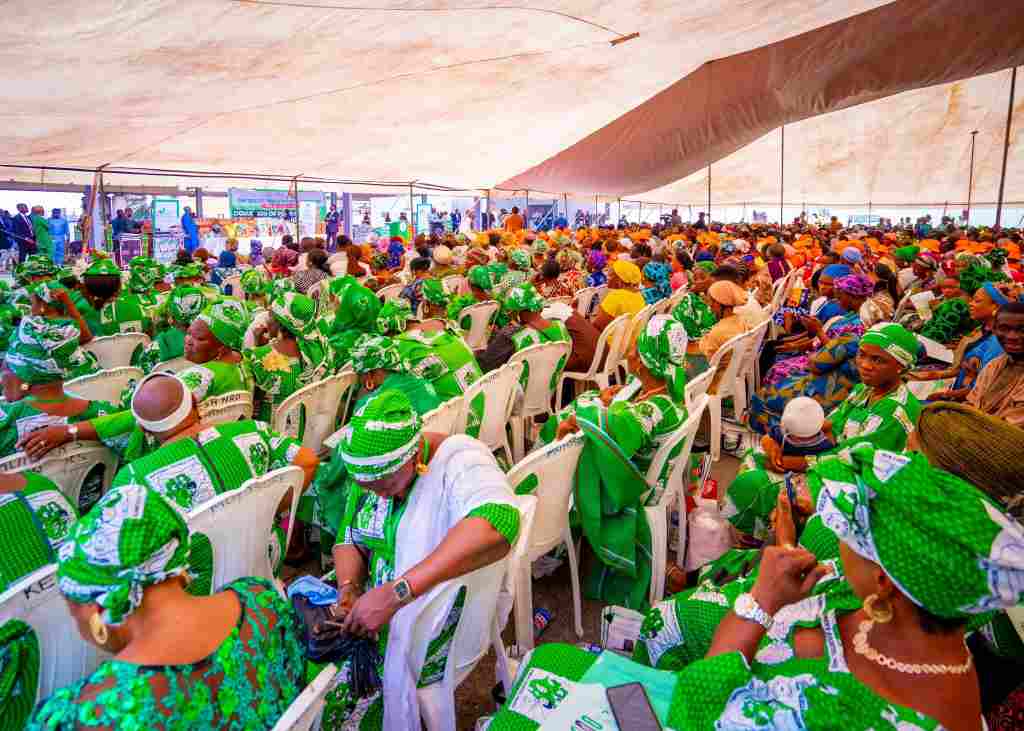 Governor Sanwo-Olu joins Nana Shettima to donate food items to vulnerable groups in Lagos