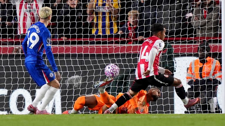 Carvalho nets late leveller as Brentford hold Chelsea 2-2 at Gtech