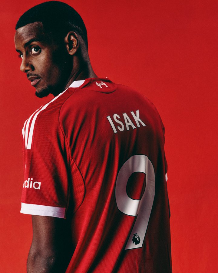 ‘I’m just Happy’ – Alexander Isak has moved to Anfield officially