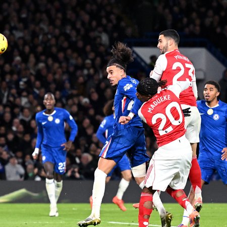 Ten-man Chelsea hold on for draw against Arsenal in London Derby