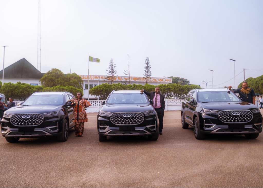 Governor Okpebholo surprise 'hardworking' government house staff with brand new SUVs 2 Governor Okpebholo surprise 'hardworking' government house staff with brand new SUVs