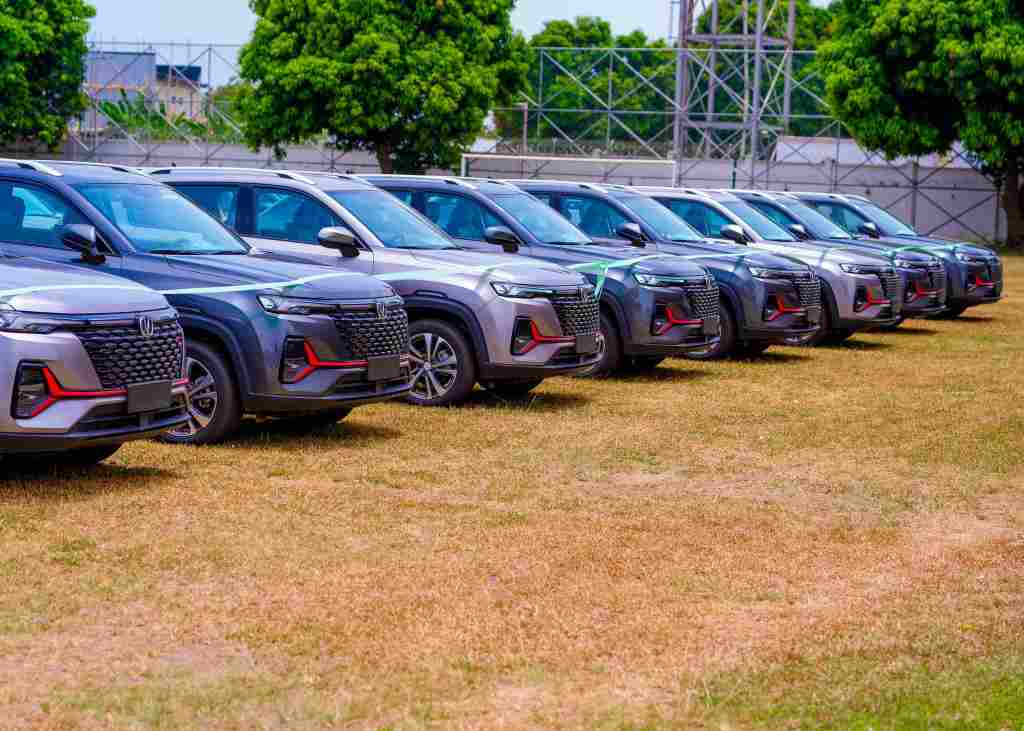 Photos: Sanwo-Olu presents new vehicles to officers in Lagos State Public Service