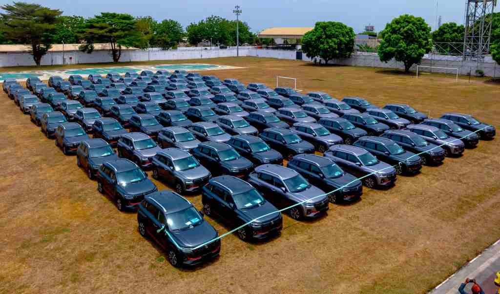 Photos: Sanwo-Olu presents new vehicles to officers in Lagos State Public Service