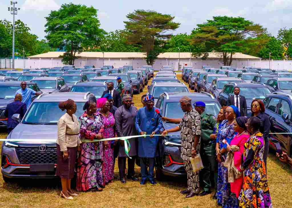 Photos: Sanwo-Olu presents new vehicles to officers in Lagos State Public Service