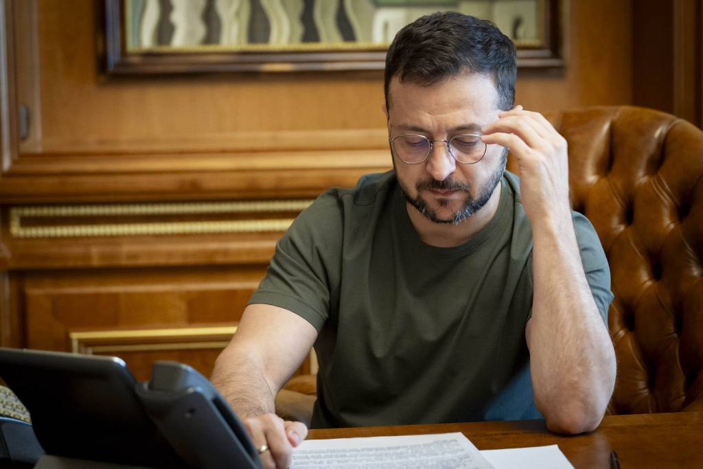 Zelenskky to help in 'lifting blockade' on Hormuz Strait, suggests 'military convoys to escort vessels' 2 Zelenskky to help in ‘lifting blockade’ on Hormuz Strait, suggests ‘military convoys to escort vessels’