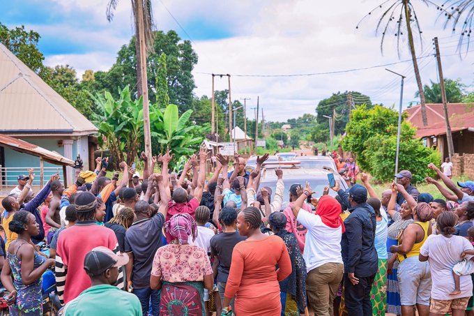 People of Otukpo-Nobi in Benue State wave goodbye as Peter Obi departs the Community after visiting following recent attacks 