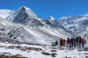 Nepal: Avalanche hits Himalayan base camp, 10 climbers missing