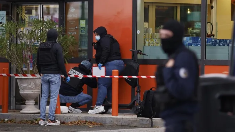 Man k*lled, five in 'absolute emergency' following 'terr*rist attack' in Trappes and La Verrière 4 French Police carry out inspection at the scene of the "racist terrorist attack" in Trappes and La Verrière, near Paris